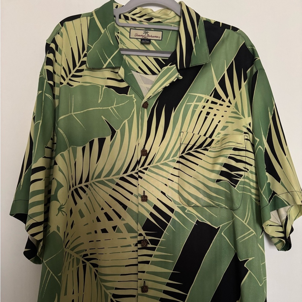 Tommy Bahama Hawaiian Print Men’s Button Down Shirt